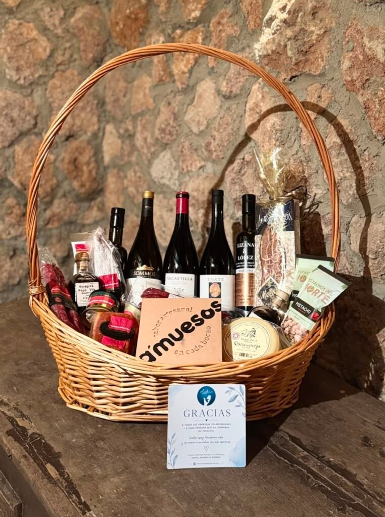 Cesta con todos los productos donados por las empresas para la rifa solidaria de Aludme Dystonia